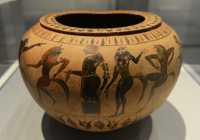054 Satyres et ménédes - Vase pour mélanger l'eau et le vin (± 525) Terre cuite étrusque à figures noires