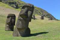 62 Moai sur la pente du volcan B