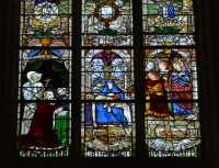 14 Vitrail - Piéta - Femmes au tombeau - Donateurs & leurs saints patrons (St. François de Paule & St. Henri)