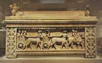 44 Sarcophage d' Amathus - Le personnage principal sous un parasol conduit le 1° chariot (5° siècle)