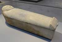 048 Sarcophage à couvercle sculpté d'un visage féminin (± 310 av. J-C) Sidon