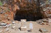 16 Grotte du dieu Pan (depuis le 3°s.BC) où on jetait les victimes dans une cavité naturelle qui rejoint les eaux souterraines