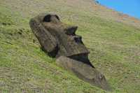 66 Moai sur la pente du volcan