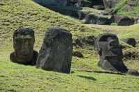 77 Moai sur la pente du volcan