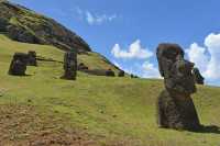 59 Moai sur la pente du volcan