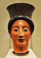 268 Vase en forme de tête de femme - Attique - Figures rouges - Corneto-Tarquiniia (495±)