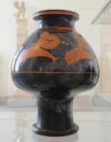 131 Vase à rafraichir le vin - attique - Hoplites sur des dauphins (± 515)