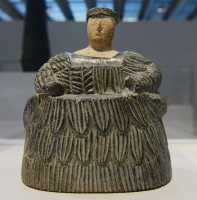 006 Figure protectrice des vivants et des morts, vêtue du Kaukanès - Civilisation de l'Oxus (2300-1700)