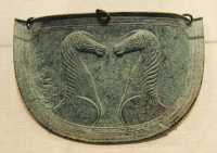 097 Protection ventrale en bronze (Crète 7°s) Butin pris par Synenitos fils de Euklotas