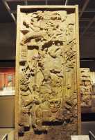 053 Le roi Yo'nal Ahk (687-729) siège sur un trône couvert d'une peau de jaguar - Piedras Negras - Guatemala