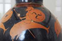 133 Vase à rafraichir le vin - attique - Hoplite sur un dauphin (± 515)