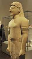37 Homme en costume égyptien - Influence de la sculpture grecque (6° siècle)