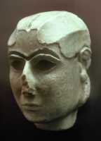 124 Uruk tête de femme en marbre