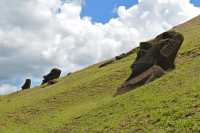 44 Moai sur la pente du volcan