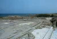 035 Théatre - vue sur les bains romains