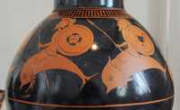 132 Vase à rafraichir le vin - attique - Hoplites sur des dauphins (± 515)