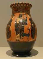 095 Olpè -Apollon jouant de la cithare entre sa sœur Artémis et sa mère Léto (± 500) Athènes - Figures noires
