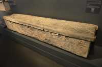 02 Cercueil en plomb de fabrication phénicienne (Beth Shearim - 4°s.AD) La décoration comporte la menorah et autres symboles juifs