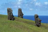70 Moai sur la pente du volcan