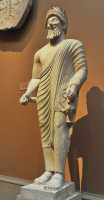 47 Homme en costume grec portant des offrandes - Temple de Golgoi (475-450)