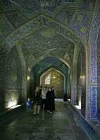 76 Mosquée Seik Lotfollah - Couloir d'entrée (disposition unique) décoré de céramiques *