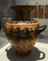 056 Combat des centaures et des Grecs - Vase à transporter l'eau (± 510) Terre cuite à figures noires