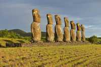 06 Moai tournés vers la mer (et leur village) B
