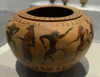 055 Satyres et ménédes - Vase pour mélanger l'eau et le vin (± 525) Terre cuite étrusque à figures noires