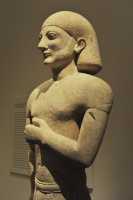 34 Homme en costume égyptien - Inscription sur le bras «Je suis la statue de Tamigoras» (6° siècle)
