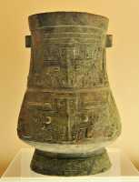 025 Vase à vin (Hu) - Shang (13°-11° s) Bronze