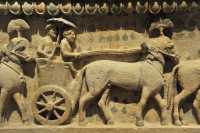 45 Sarcophage d' Amathus - Le personnage principal sous un parasol conduit le 1° chariot (5° siècle)