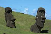 72 Moai sur la pente du volcan