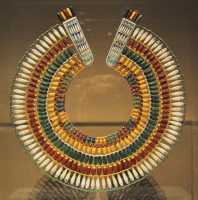 066 Collier de faience imitant les colliers de fleurs des banquets (18° dyn. Règne d'Akhenaten 1353-1336)