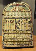 070 Stèle funéraire en bois peint (3° pér. interm. 750-725)