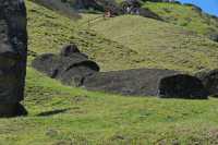 76 Moai sur la pente du volcan