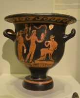 02 Une actrice vêtue d'u collier danse en présence de Dionysos (par un peintre athénien ± 380 BC)