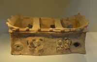 11 Maquette d'une maison et de ses habitants (Yavneh - 9°s.BC) Offrande votive philistine