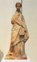 160 Statuette d'une femme vêtue de l'himation et tenant un éventail (Béotie 3°s)