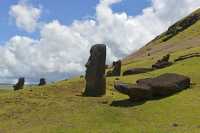 57 Moai sur la pente du volcan