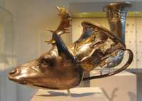 157 Rhyton en argent doré (Hellénistique 4°s. av. J.C) Cerf et l'archer Philoctète