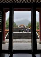 11 Depuis la salle de l'Avalokitesvara de cuivre et de pluie