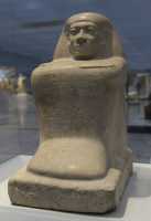 022 Statue cube inscrite - Offrande du roi au bénéfice de son serviteur Ser (± 1750) Abydos 