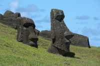 71 Moai sur la pente du volcan