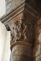 36 Chapiteau du transept nord - A l'opposé de Hugo, ue feme accompagnée de Pierre, un autre soldat soldat, est aux pieds de Jésus