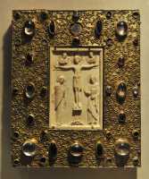 08 Couverture - Mon. de Sta Cruz de la Seros (Ivoire de Constantinople 1000±) Agneau & 4 Evangélistes.jpg