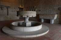 35 Fontaine d'ablutions de l'Abbaye de Lagrasse (12°s) & sarcophage mérovingien