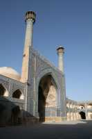 24 Mosquée du Vendredi - Iwan - L'iwan sassanide combiné avec le plan carré des palais achéménides a donné le modèle du plan de mosquée dit iranien (quatre iwans s'ouvrant sur une cour) *