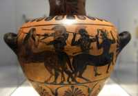 057 Combat des centaures et des Grecs - Vase à transporter l'eau (± 510) Terre cuite à figures noires