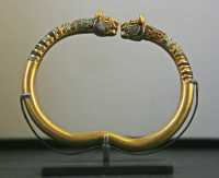 166 - Bracelet décoré de têtes de lions incrustées - Or, lapis-lazuli, turquoise & nacre (± 350) *