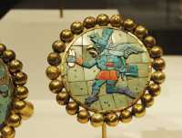 102 Boucle d'oreille (Messager céleste)- Or et turquoise - Pérou Moche (3°-7°s)